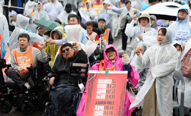 40년 정책 틀 바꿨다…장애인 ‘권리주체’ 명시한 새 법