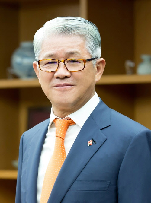 최신원 SK네트웍스 명예회장, 무보수 결정
