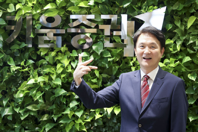 “중소·중견·벤처 투자 늘려 모험자본 공급 속도 높일 것”[만났습니다]