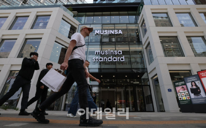 '성수의 랜드마크'가 탄생했다…'오프라인 실험' 나선 무신사[르포]