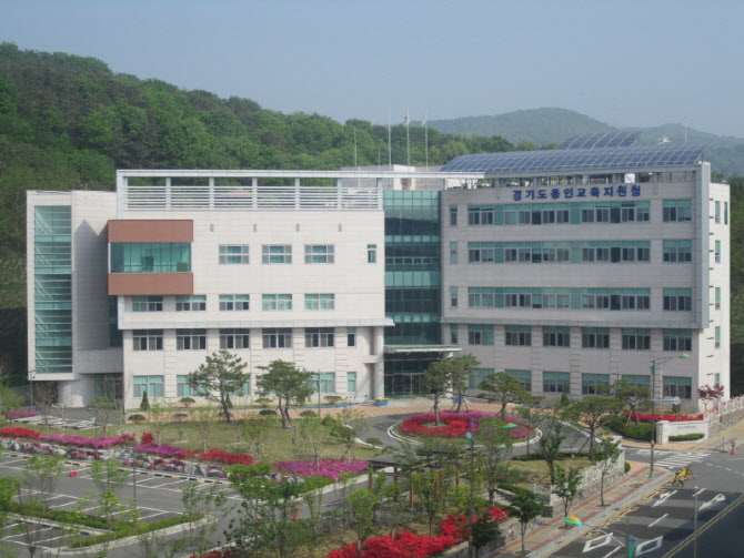"학부모 칭찬이 교권 보호?"…사연공모전에 교사들 반발