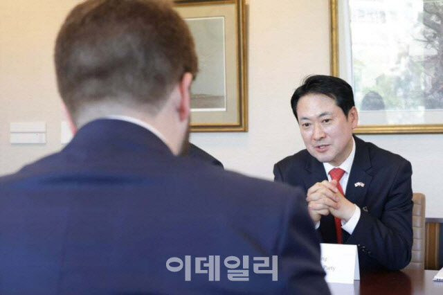 장동혁 만난 ‘뒤통수’ 사진 국무부 인사는 ‘차관 비서실장’