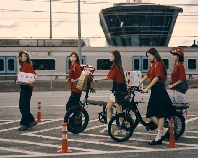 "우리 이야기 담아" 르세라핌, 오늘 신곡 '셀러브레이션' 발표