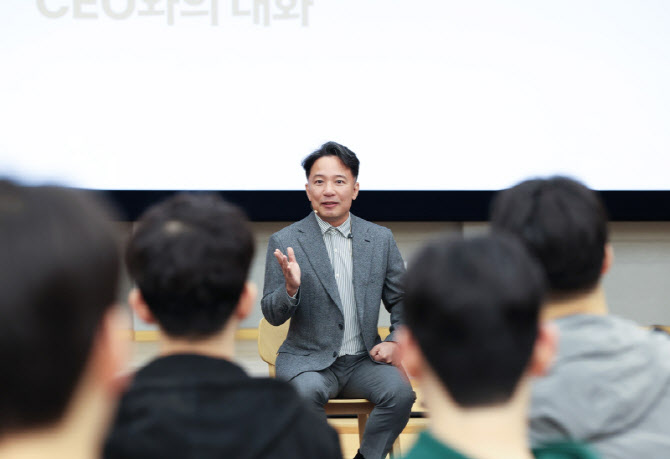 신입사원 만난 택진이형 "AI 시대엔 통찰력…재밌는 게임 만들어주길”