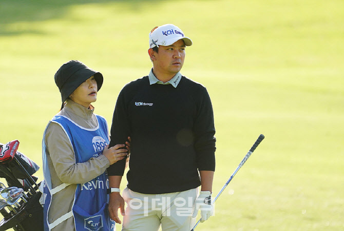 [포토] 케빈 전, 아내 캐디와 살핀다