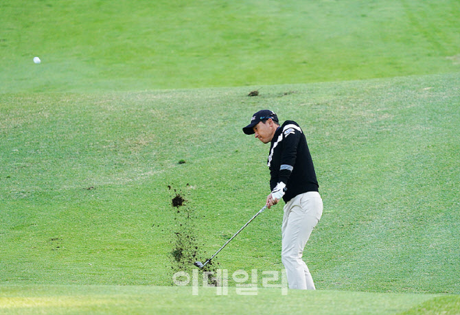 [포토] 이동민, 핀을 직접 본다