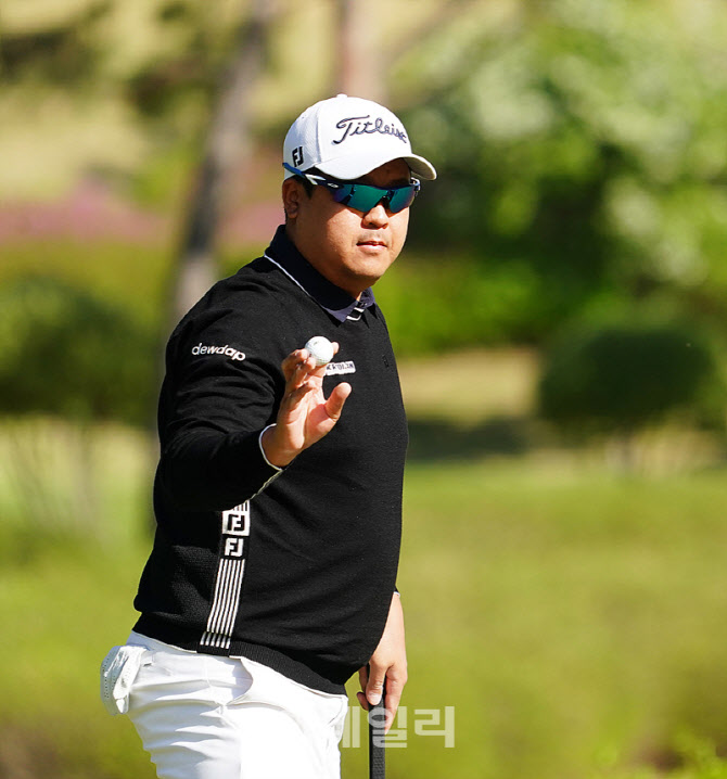 [포토] 이상엽, 버디 잡고 인사