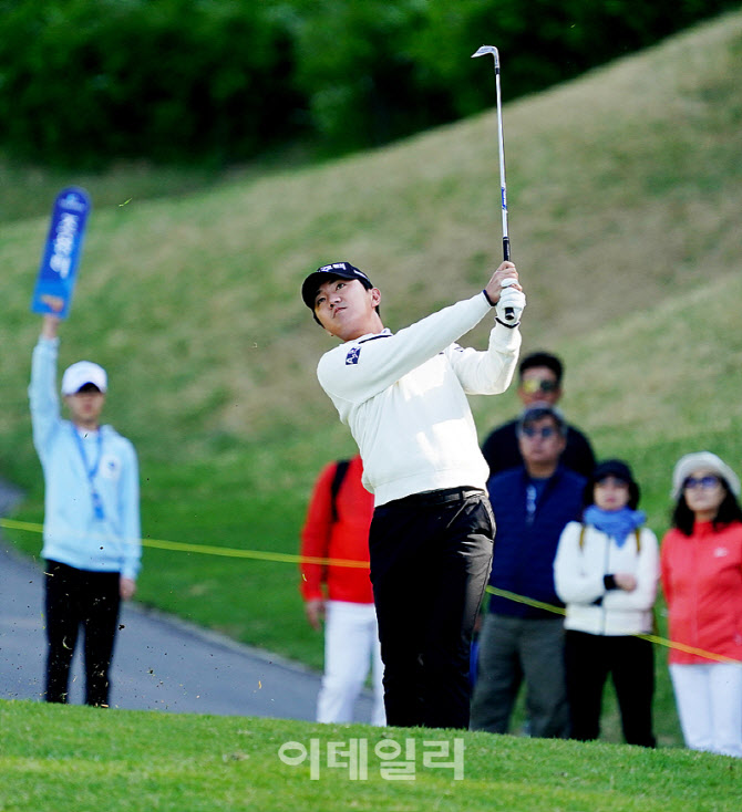 [포토] 옥태훈, 타구 방햔을 살핀다