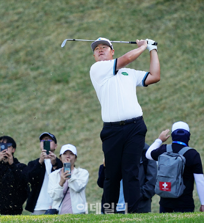 [포토] 임성재, 갤러리의 카메라 세례 받으며