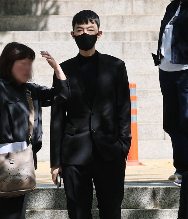 현직 교사와 문항 거래…'일타강사' 현우진 첫 재판서 "정상 거래"