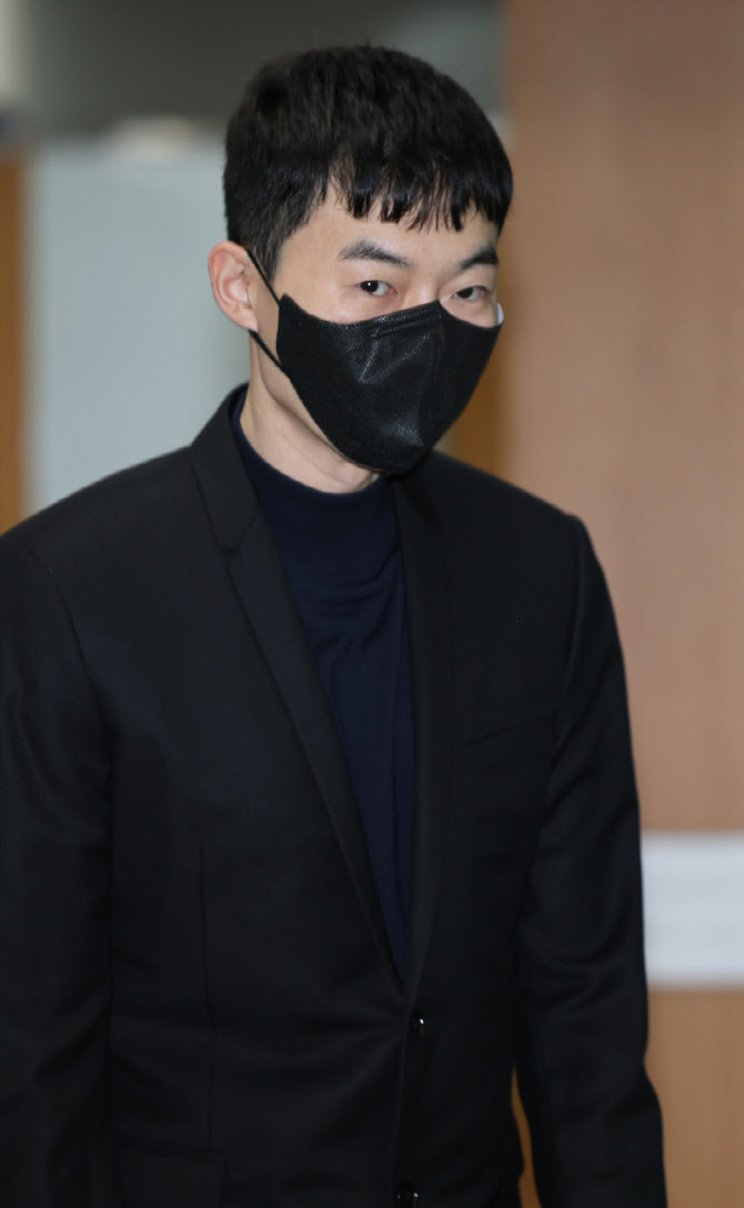 [포토]'일타강사' 현우진, 수능 모의고사 문항 거래 혐의 공판 출석