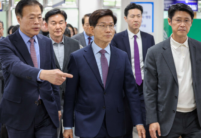 [포토]김문수 전 장관, 공직선거법 위반 선고 법원 출석