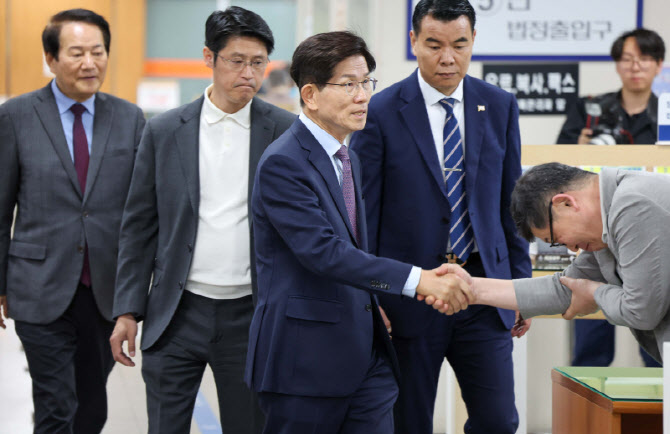 [포토]공직선거법 위반 선고 법원 출석하는 김문수 전 장관