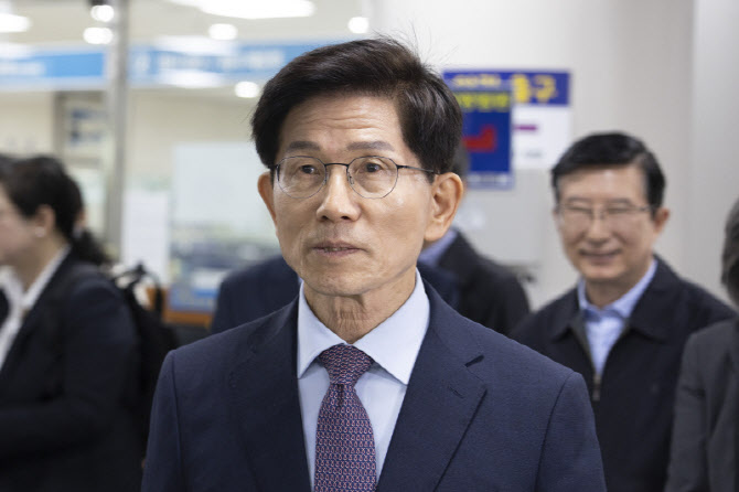 [포토]공직선거법 위반 선고 출석하는 김문수 전 장관
