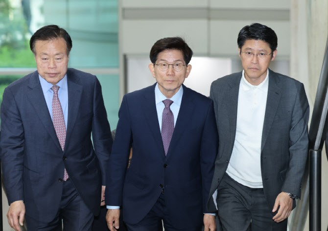 [포토]김문수 전 장관, 선거법 위반으로 1심 벌금 50만원