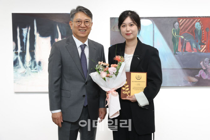 [포토]청년작가로 선정된 도정윤