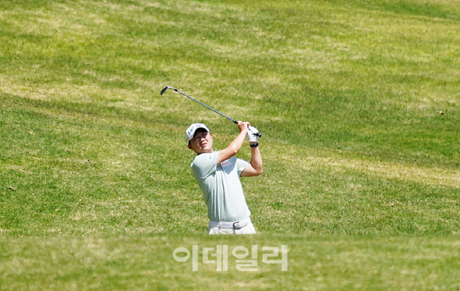 [포토] 타구 바라보는 박성국