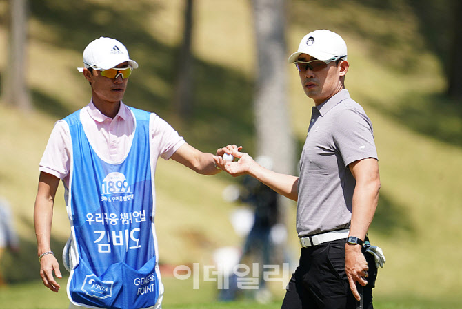 [포토] 김비오, 볼을 건내 받는다