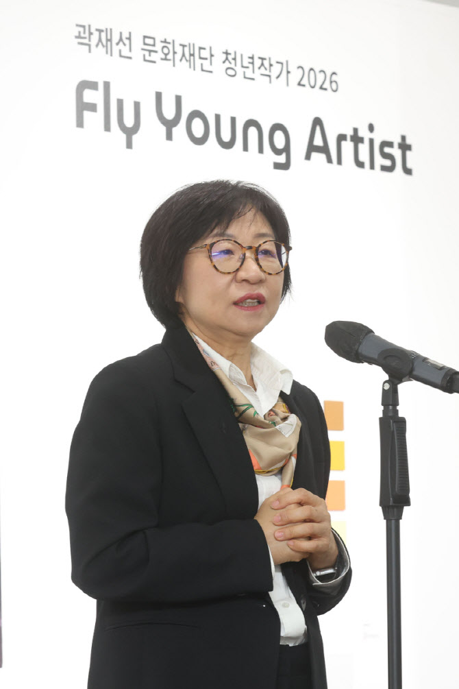 [포토]심사평 남기는 최은주 서울시립미술관 관장