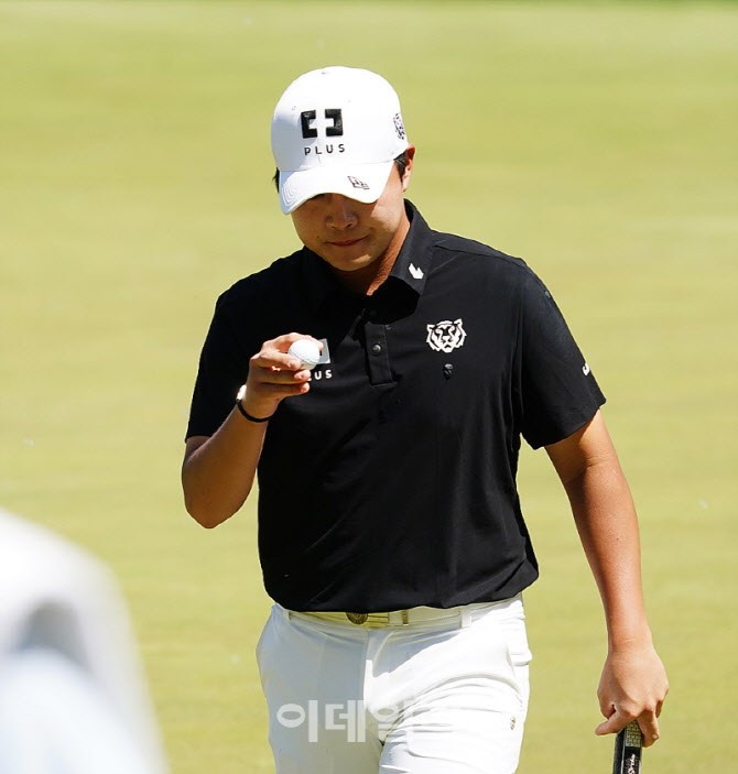 [포토] 김민규, 갤러리에 인사하며 홀아웃