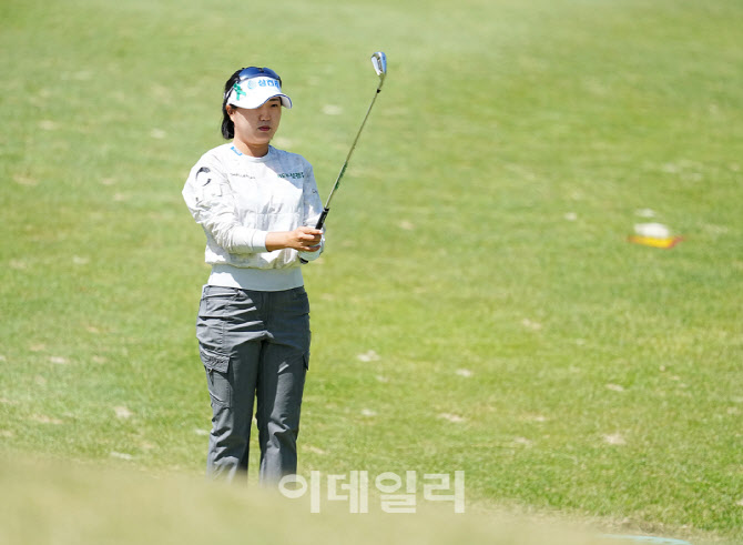 [포토]홍진영,버디 위하 집중