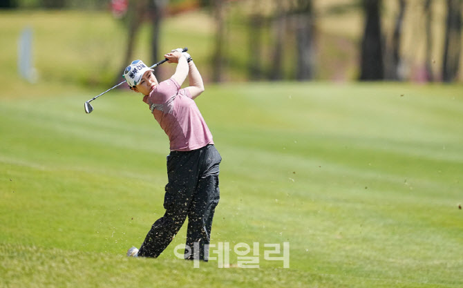 [포토]지한솔,핀 하이로 붙인다