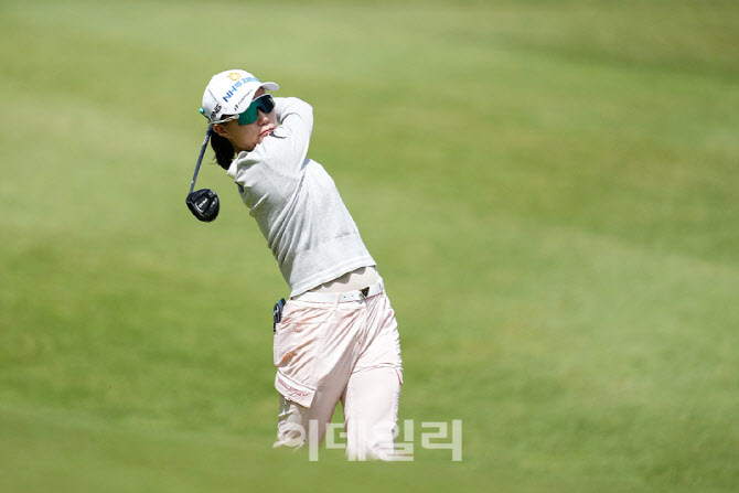 [포토]정윤지,그린에 올라가라