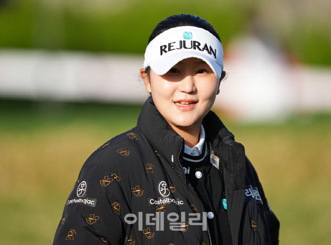 [포토]윤수아,일교차 심한 날 미소 출발