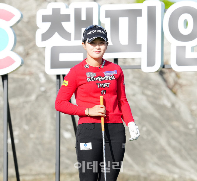 [포토]박현경,강한 햇살 눈부신 미소