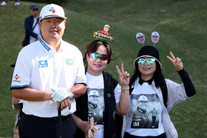 ‘스타는 바빴다’…팬들과 눈 맞추며 사인 이어간 임성재