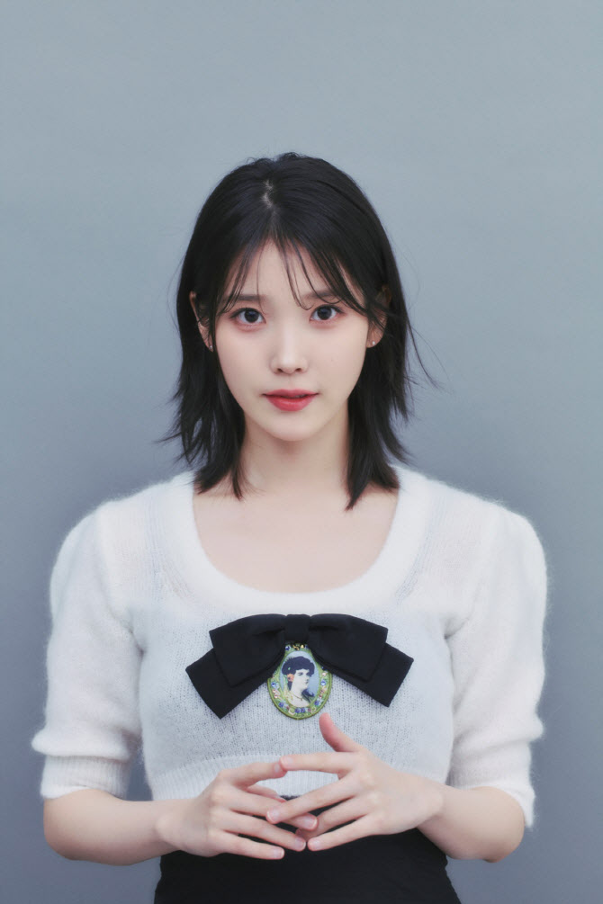 아이유, 외조부상 고백…"유수빈·이연, 한걸음에 와줘"
