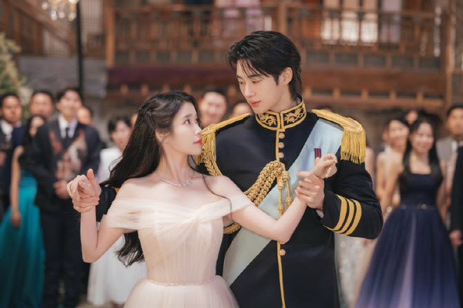 동화 같은 비주얼…'21세기 대군부인', 아이유·변우석 왈츠신 예고