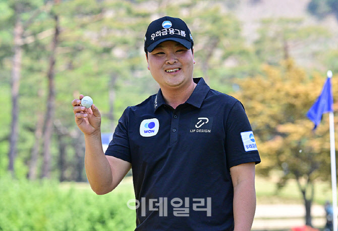 [포토] 황중곤, 2번홀 홀인원한 공입니다