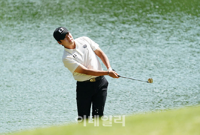 [포토] 김민규, 나무를 넘겨서 그린으로