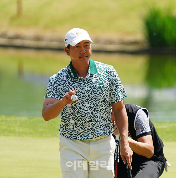 [포토] 전재한, 홀아웃하며 갤러리에 인사