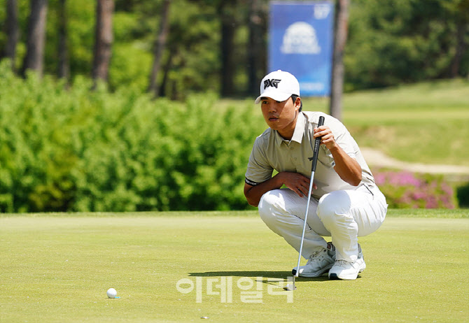 [포토] 신상훈, 신중히 읽는 라인