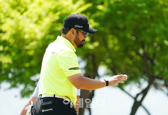 [포토] 정찬민, 갤러리에 인사하며 홀아웃