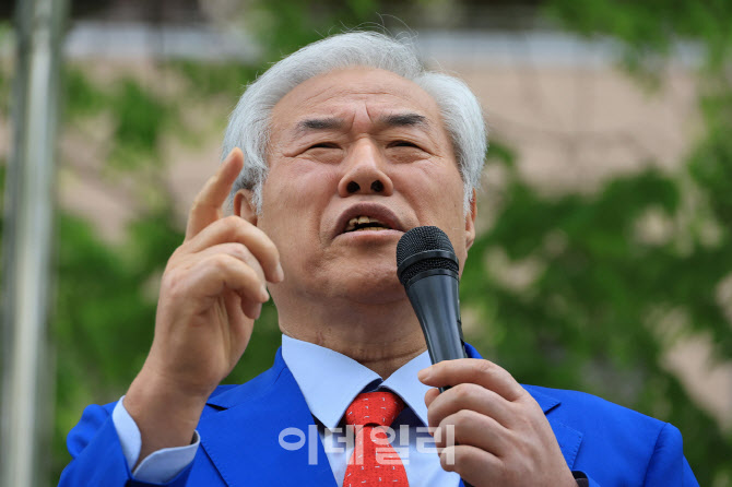 보석 후 또 집회 나온 전광훈…"나 없으면 광화문 존재 안 해"