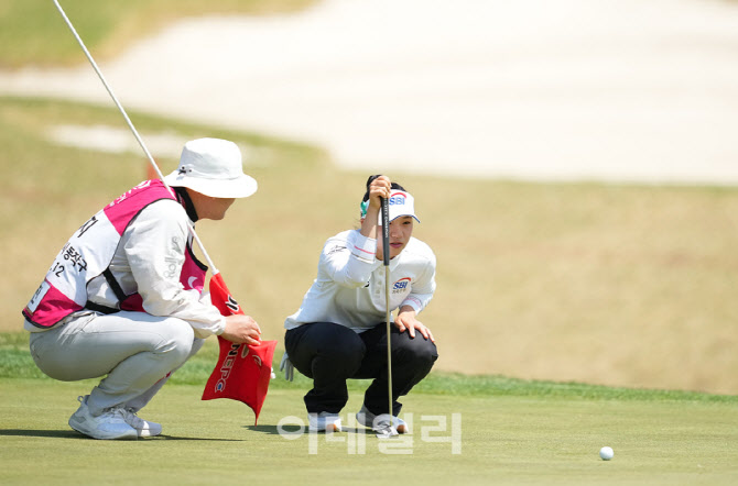 [포토]강민진,라이를 살핀다