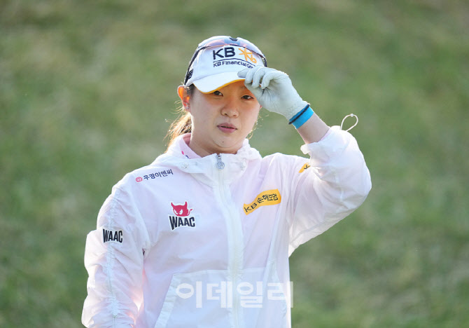 [포토]이지민,모자를 고쳐쓰고