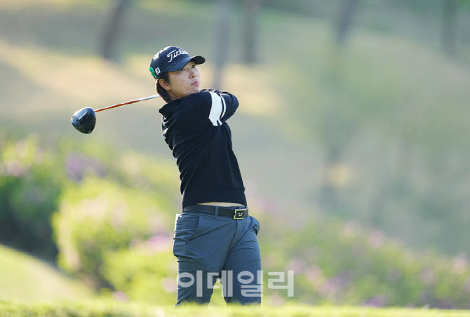 [포토]김지수,첫 버디를 위하여