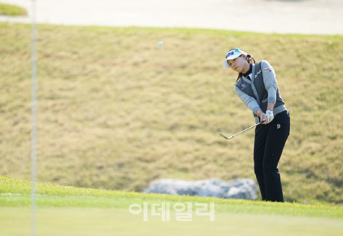 [포토]황민정,첫 홀 칩인 버디 도전