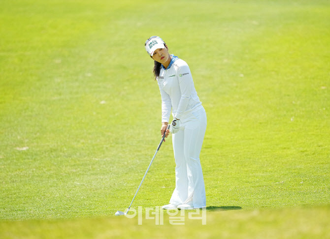 [포토]장은수,버디위해 핀을 본다