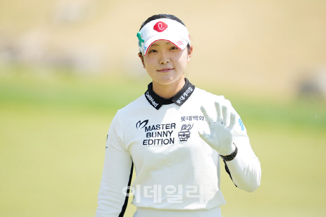 [포토]유현조,미소 손인사