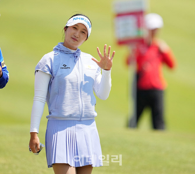[포토]김시현,반가운 미소 손인사