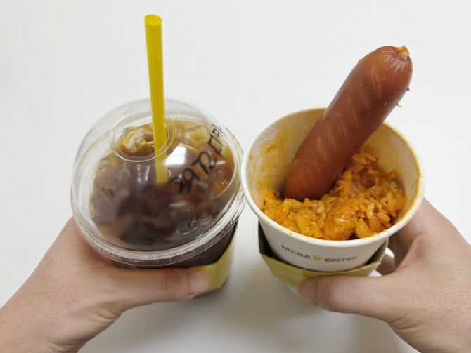 "김밥천국 될 기세"…김치볶음밥 꺼낸 메가커피의 수상한 외도[먹어보고서]