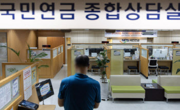 “노인연령 상향 땐 기초연금 최대 600조↓”…기초연금 개편 시동