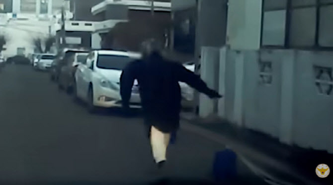 "이젠 안 오겠지"...헬멧까지 쓴 채 왜 그렇게 도망갔나 했더니