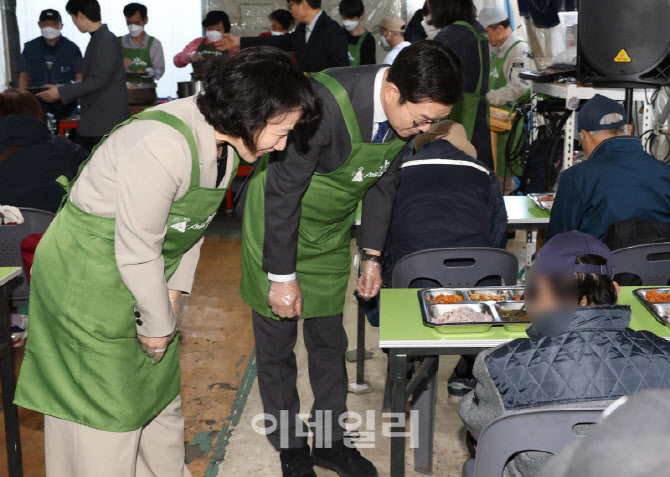 [포토]정원오 서울시장 후보, '영등포 광야복지센터에서 배식봉사''