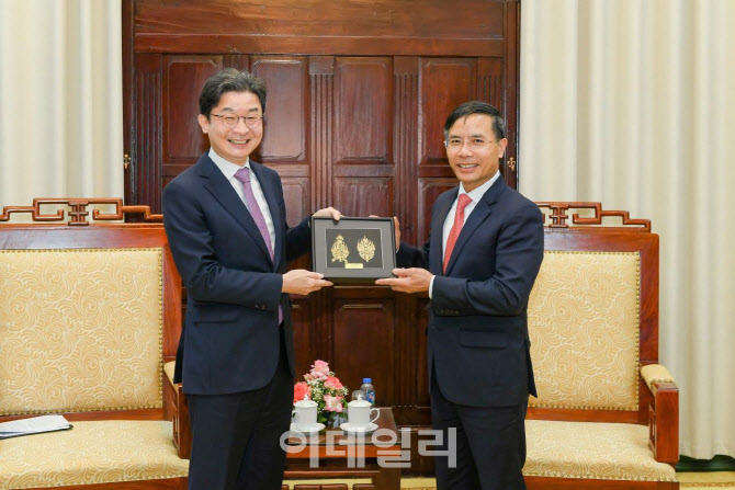 이억원, 인도·베트남서 금융외교…QR결제·은행진출 성과